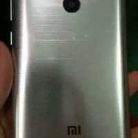 Un dispositivo Xiaomi in metallo con doppia fotocamera si mostra in foto, sarà il Redmi Note 4?